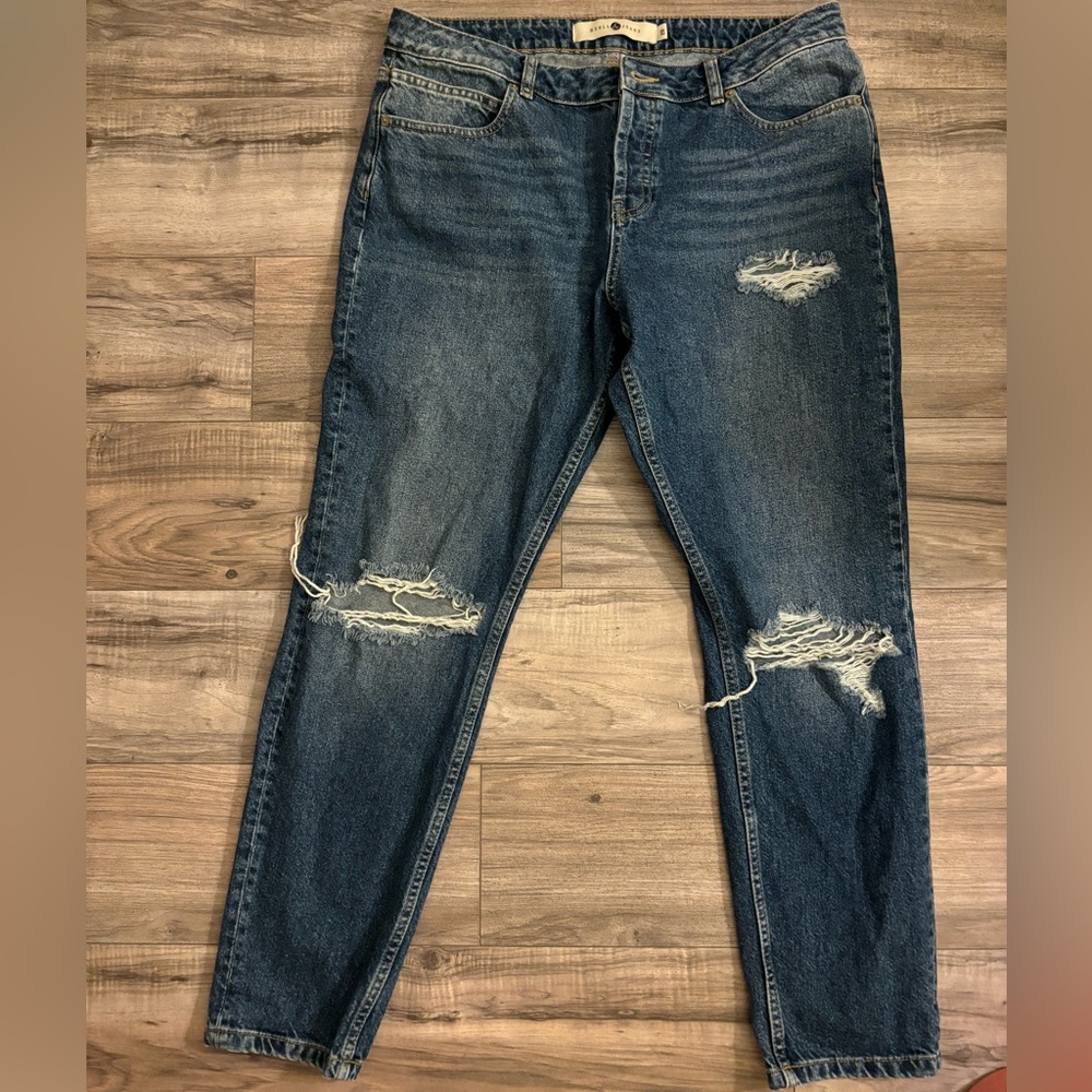Heels jeans size 29 roughly a 8/9